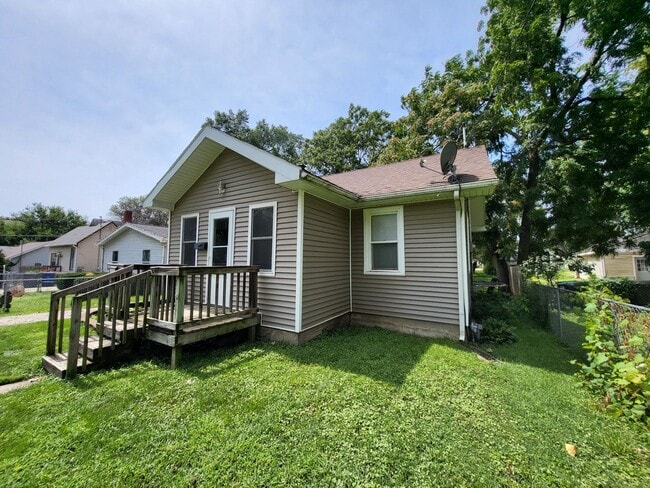 Building Photo - 2 Bedroom, 1 Bathroom Home with Detached G...