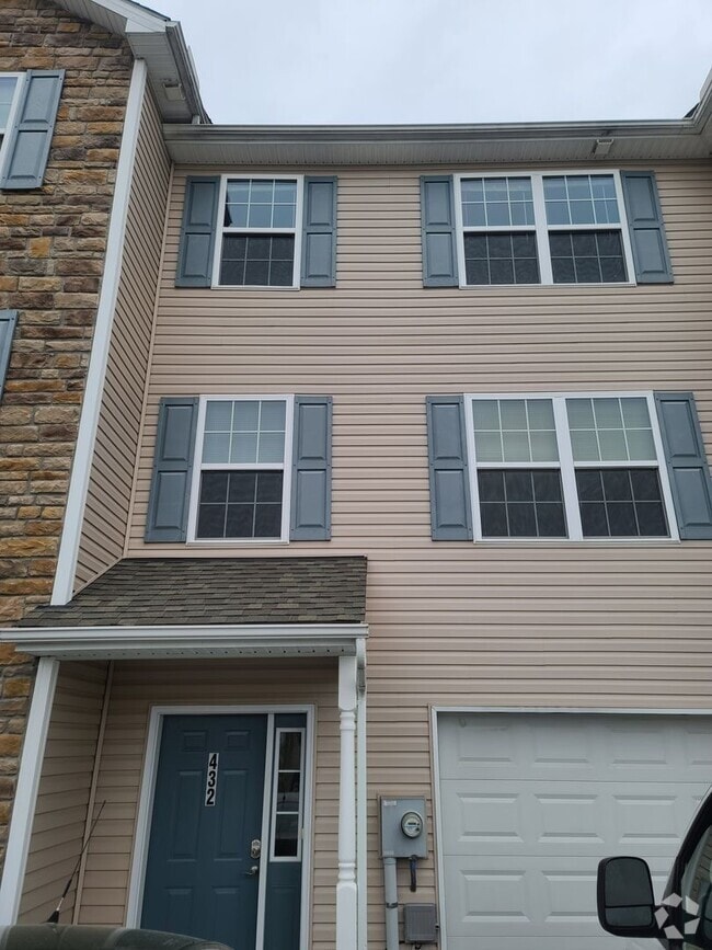 Building Photo - 3 Bedroom 2 1/2 bath Townhome for Rent in ...