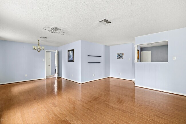 Photo - 701 Topeka Dr