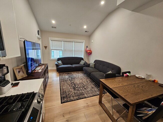 Photo - 9 Everett Sq Unit 6