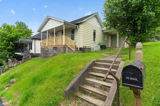 Building Photo - 407 Simpson Ave