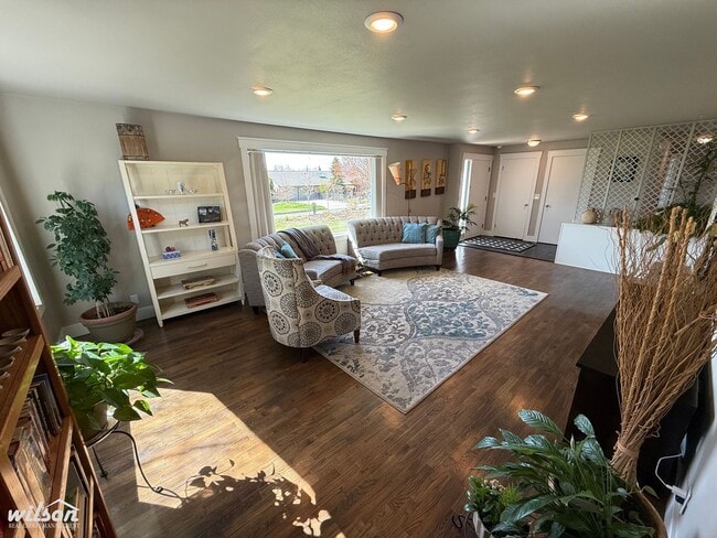 Photo - Beautiful Fully Furnished 3-Bedroom Home i...