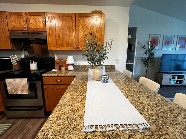 Gourmet granite breakfast bar - 2121 S. Main St Rental