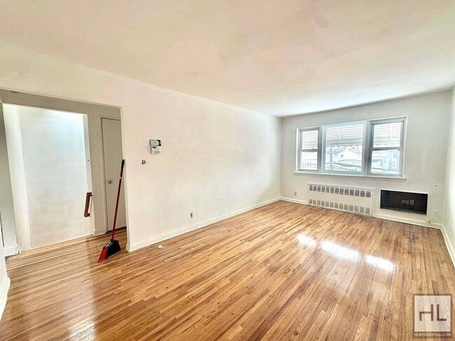 Photo - 28 AVENUE Unit 3