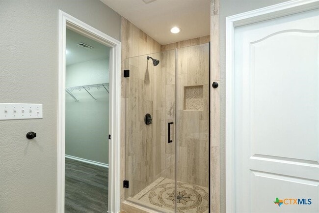 Photo - 2412 Willow Way