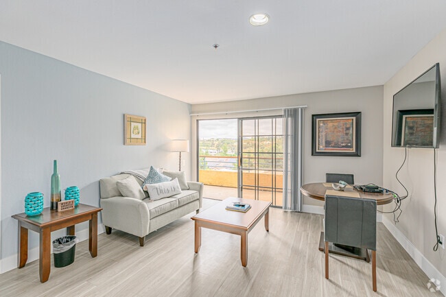 2BR, 1BA - 748SF