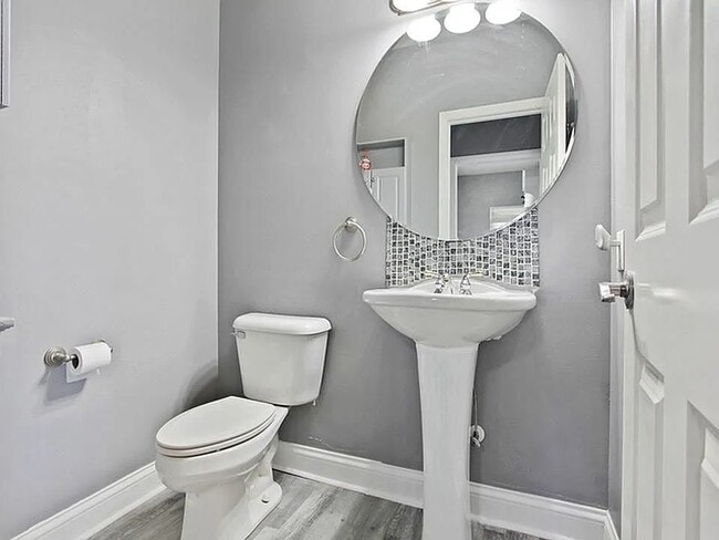 Photo - 2201 Knollbrook Way