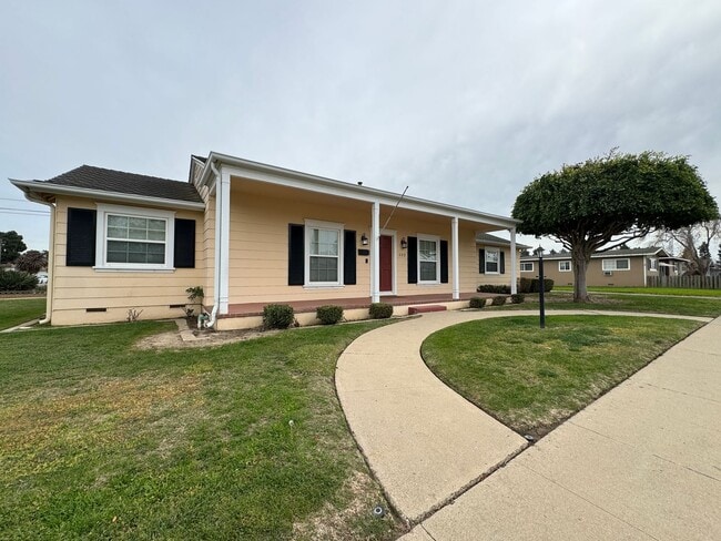Building Photo - Exceptional Charm in this Single-Level 3-Bedroom House