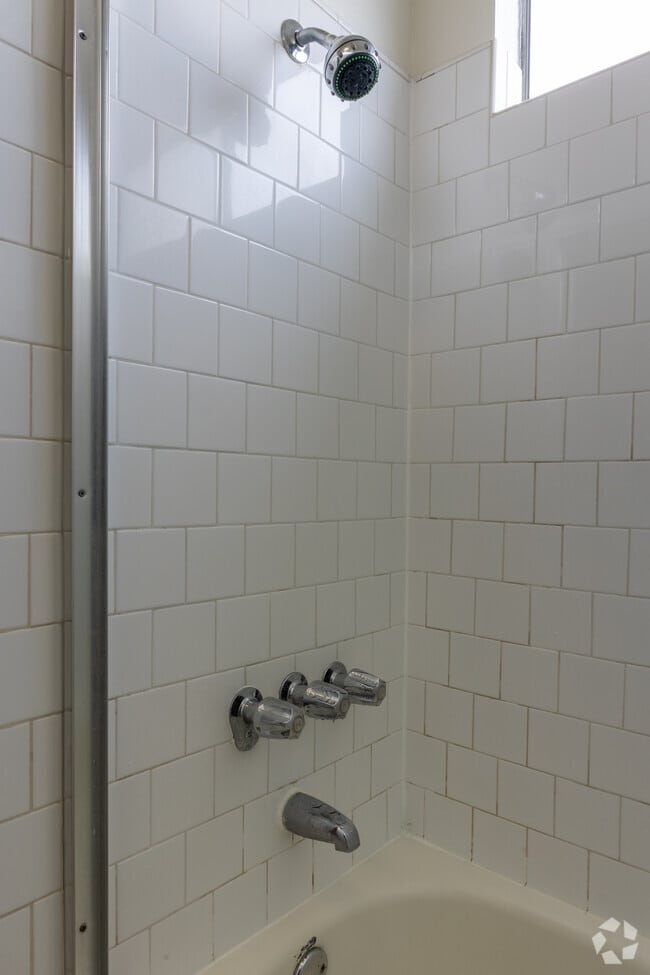 1HAB, 1BA - Colonial House Apartments