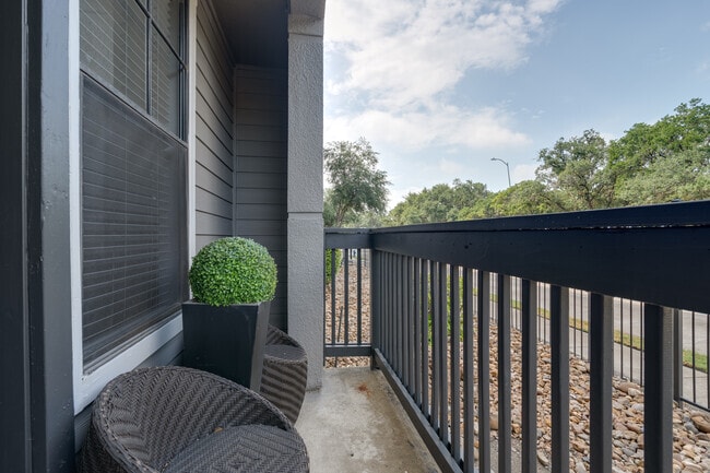 2BR, 2BA - 1,142SF