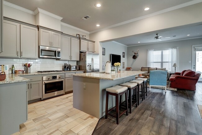 Photo - 5326 Larkin St