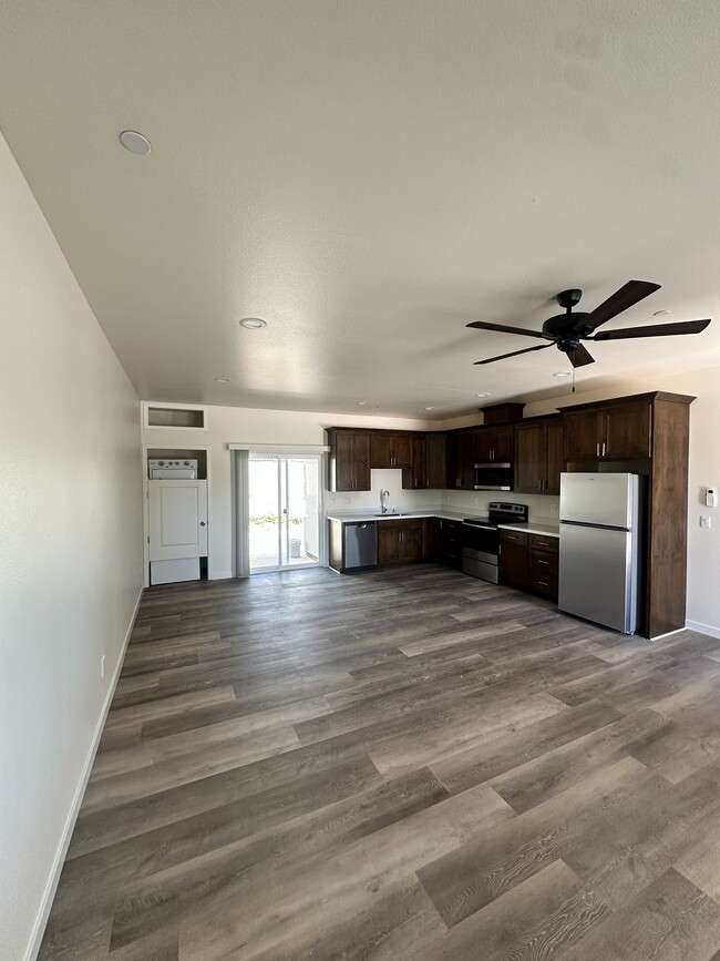 Photo - 7653 Skyway Unidad A