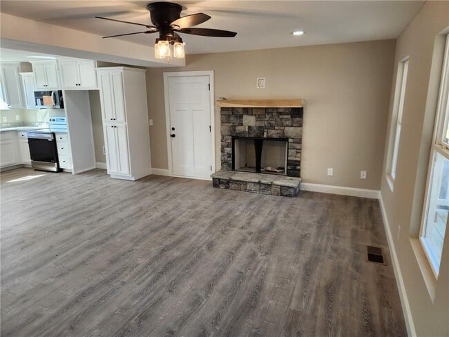 Photo - 240 Grand Oak Ln