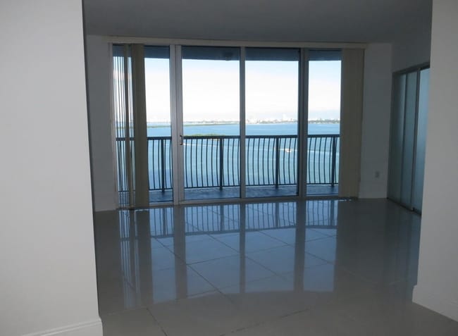 Photo - 31 SE 6th St Unidad 2101