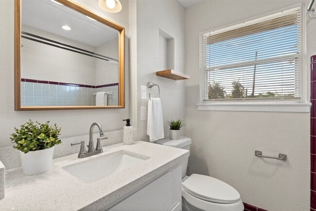 Building Photo - 618 Heidrich St Rental