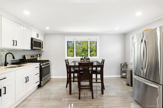 Photo - 851 Brook St