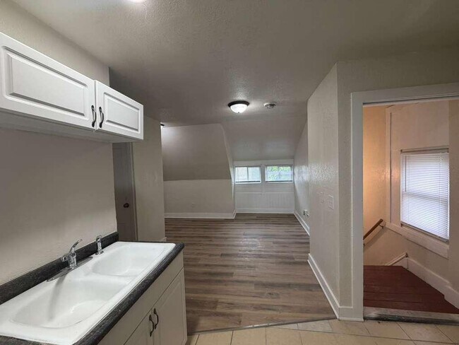 2213-2215-2215 N Holton St