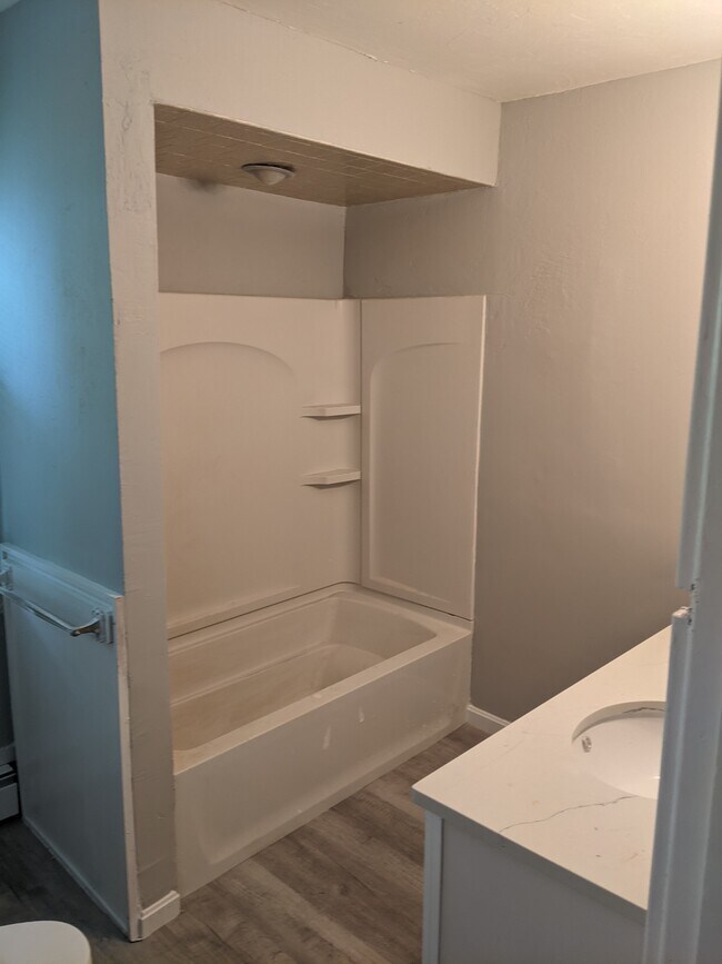 Fiberglass tub/shower - 62 Fruit Street Ext Unidad 2