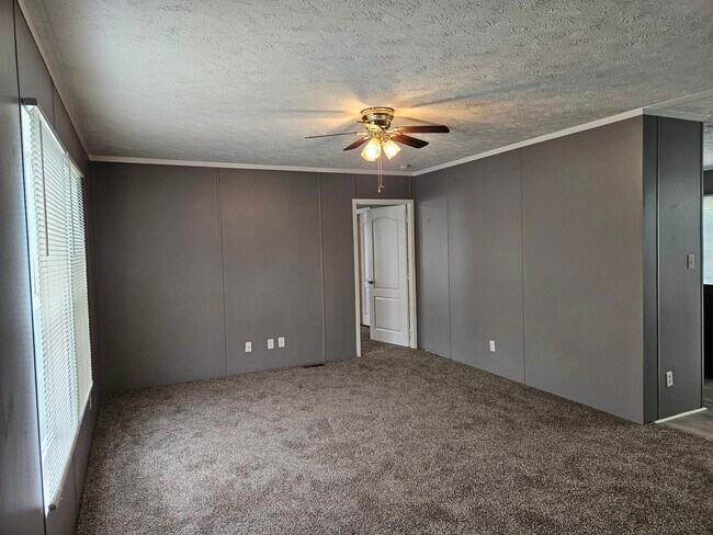 Photo - 94 Lynnwood Cir