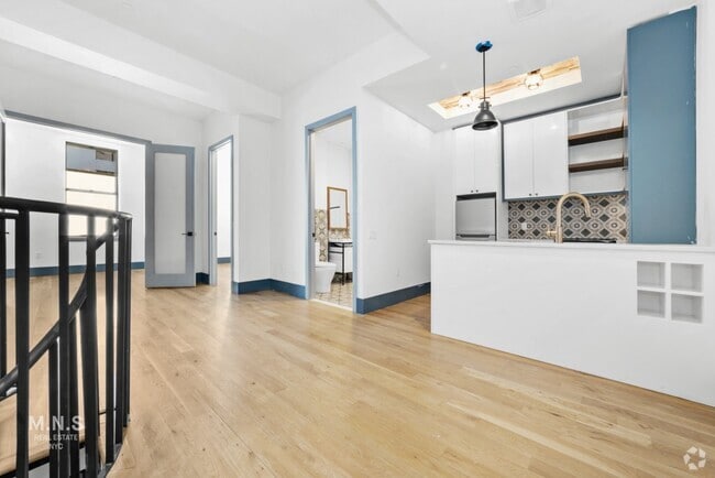 Building Photo - 23 Menahan St Rental