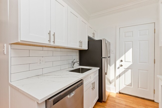 Building Photo - One Bedroom Apartment Near the Lakefront Unit 32-3W