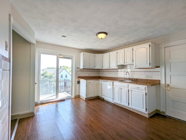 Building Photo - 15 Hill St Unit 3