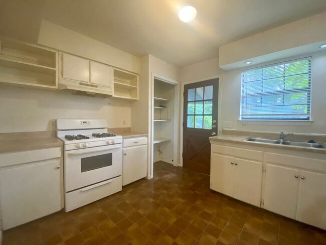 Photo - 4 Bedroom in Clarksville- 1610 W. 10th- August Prelease