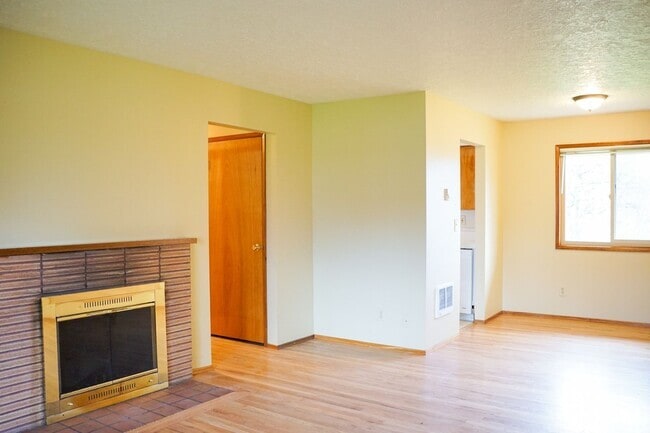 Building Photo - Sprawling 2-Story Mid-Century 4-Bed/2-Bath... Unit 3815 Rental