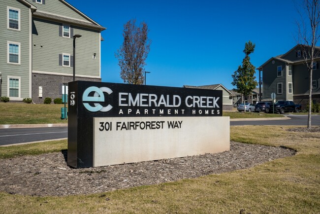 Señal de entrada de Emerald Creek - Emerald Creek Apartments