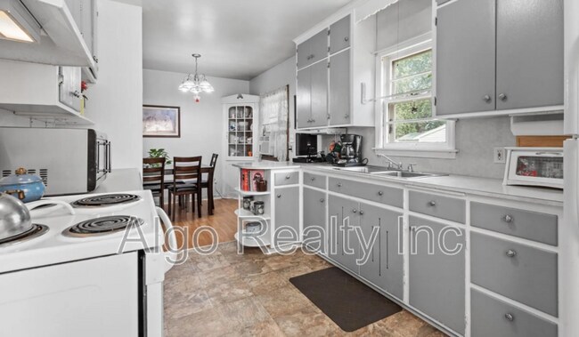 Photo - 1811 Nevada Ave E