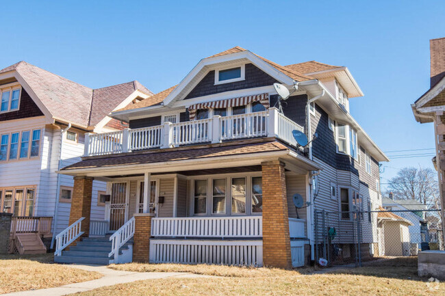 Building Photo - 47th Street Baby Unit Upper Rental