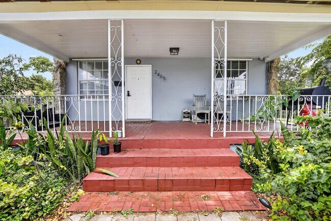 Photo - 2465 Taylor St