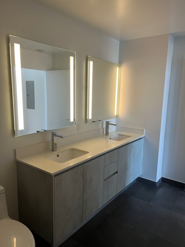 Baño principal - 445 NW 26th St Unidad B1