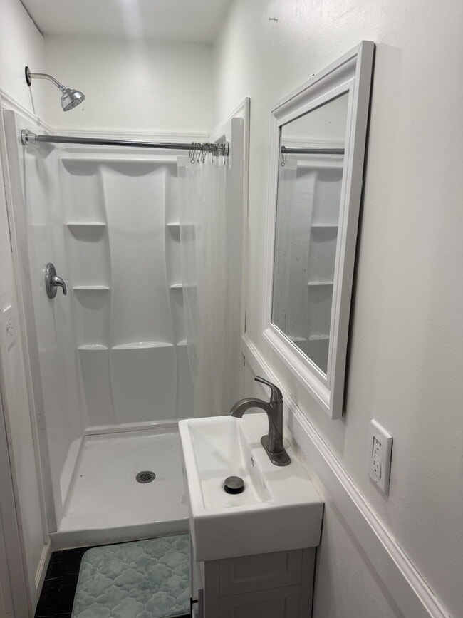 Photo - 521 Hoyt St Unidad 8