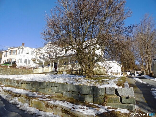 Building Photo - 830 Main St