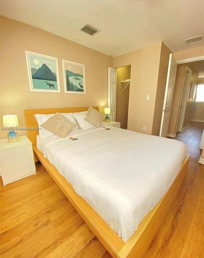 Building Photo - 821 SW 2nd St Unit 5