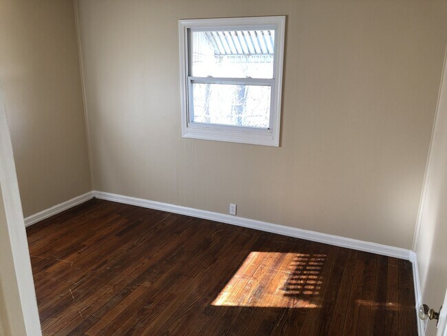 Photo - 2 Bedroom House W/ Garage!