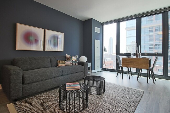 Photo - 693 N Wells St