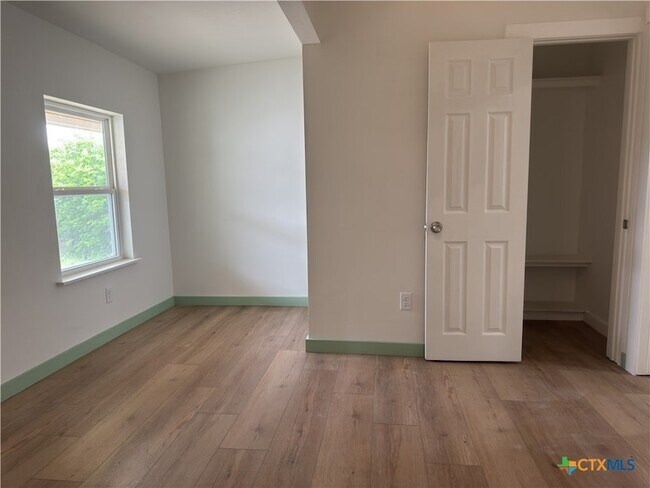 Photo - 1702 E Heritage Ave