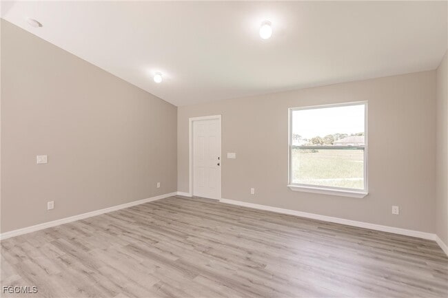 Photo - 902 Lytle St E