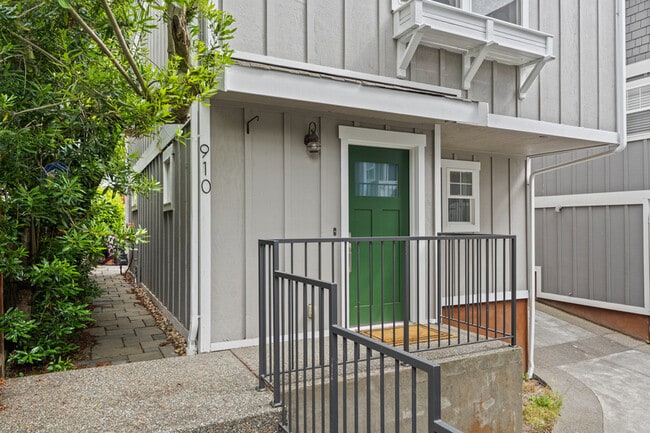 Photo - 910 N 74th St