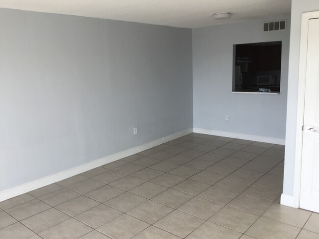 Comedor - 9375 Fontainebleau Blvd #L422 Unidad L422