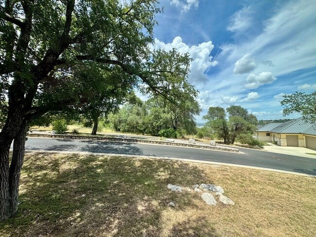 Building Photo - 800 Grassy Knoll