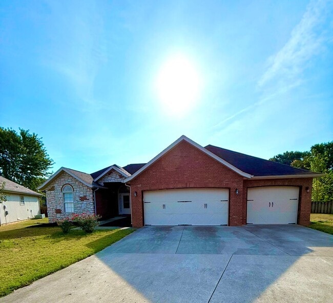 Photo - 3 Car Garage, South East Springfield - Cal...