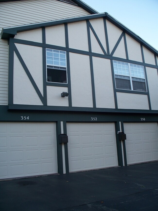 Photo - Beautiful 2 bd 1 1/2 ba as soon as July 1 move-in. Great Vernon Hills location!