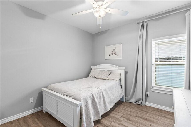 Photo - Spacious 4 or 5 Bedroom Home for Rent | Desirable Southside Location