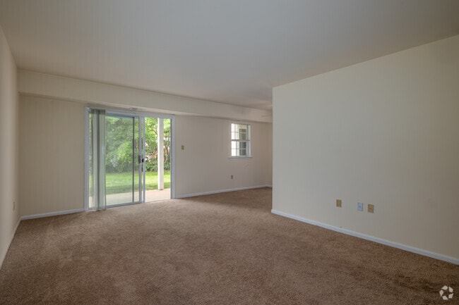 Living Room - 5 Rm, 2 Bd, 1 Ba - 1,000SF