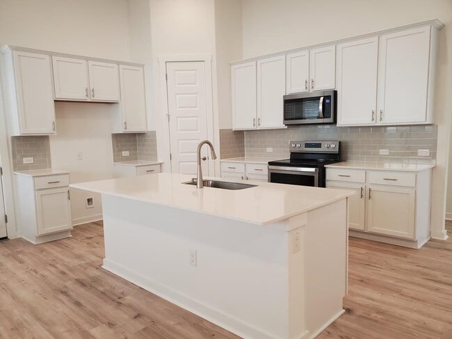 Photo - 648 Peace Pipe Way