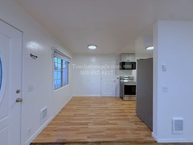 Photo - 535 NE Webster St