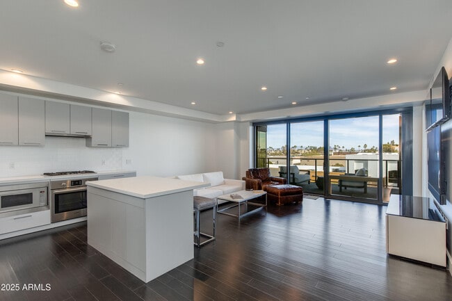 Building Photo - 4422 N 75th St Unit 3012 Rental